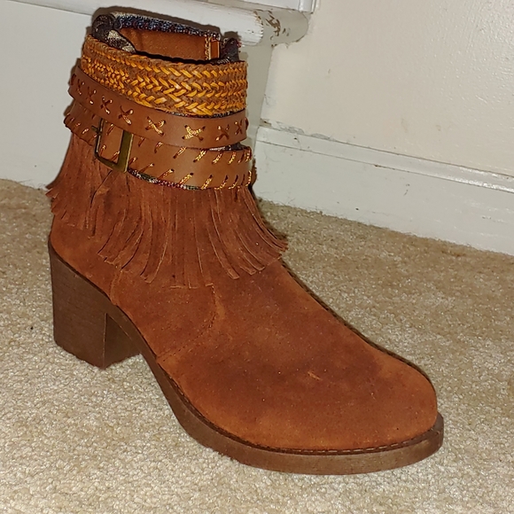 Ankle Boots with Fringe and Cowgirl Vibes - Picture 3 of 4